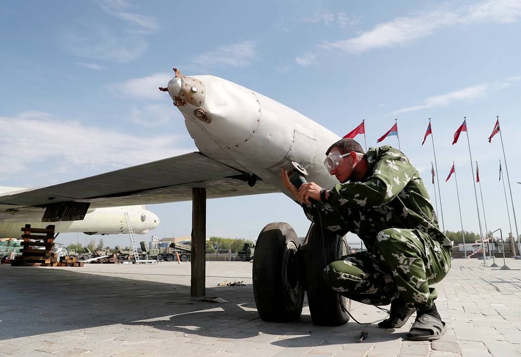 Реставрация поддерживающих шасси стратегического реактивного бомбардировщика М-4  Донат Сорокин/ТАСС