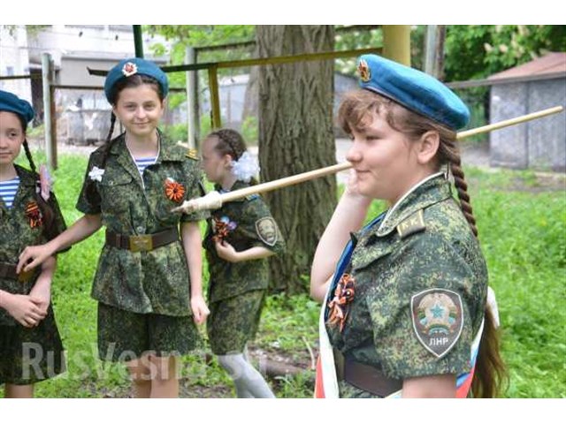 Ополченцы и молодёжь в одном строю: День Победы в Луганске украина