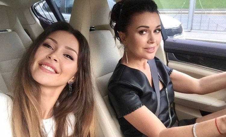 Дочь Анастасии Заворотнюк опубликовала откровенный пост: "Последние два года - самые тяжелые в жизни. Эта боль всегда со мной"