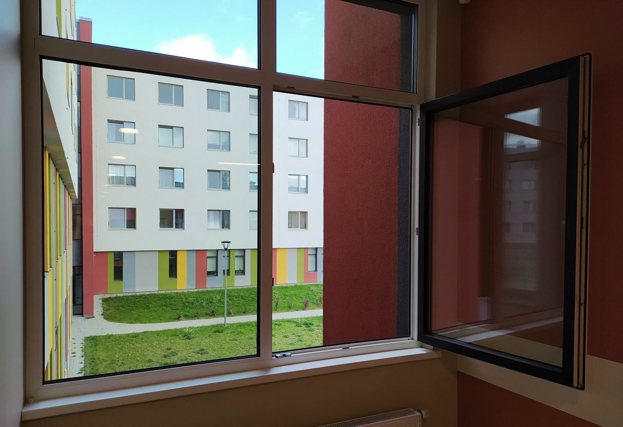В Новосибирске школьница выпала из окна гимназии