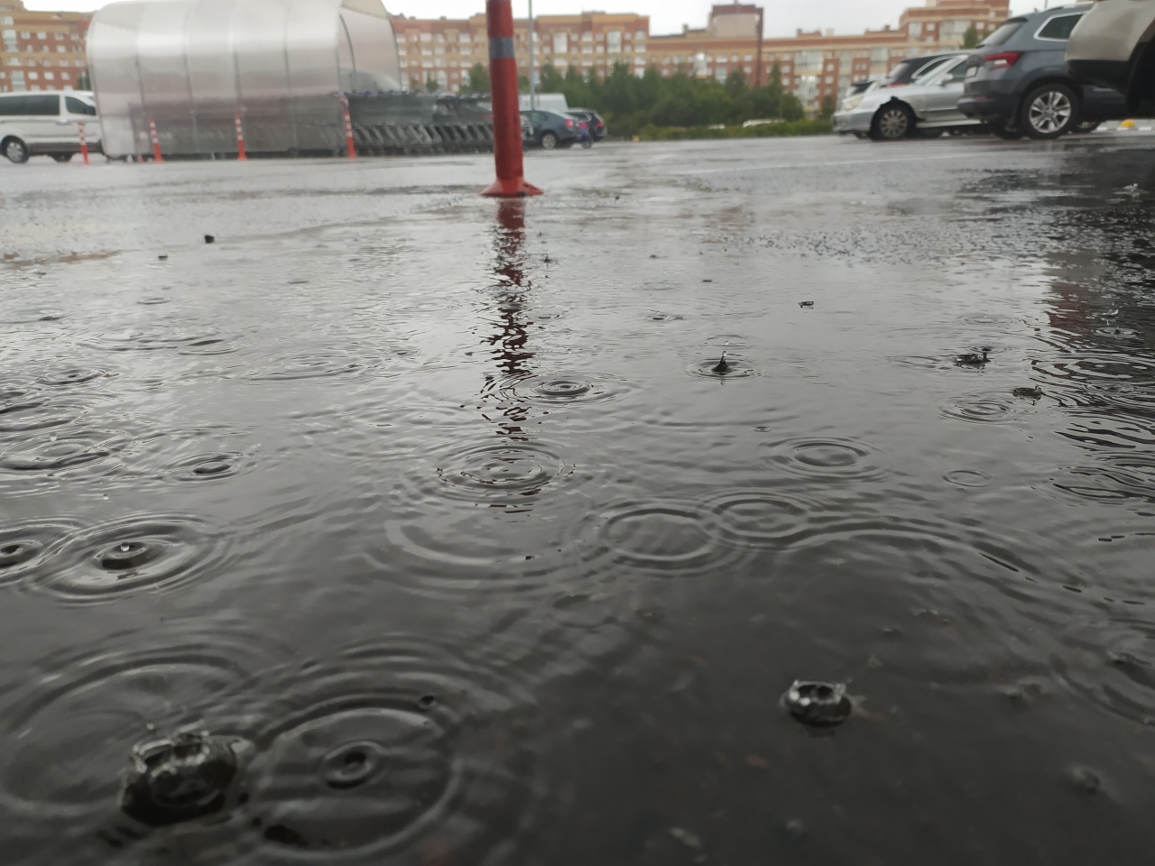 Дождь начнется через. Сильный дождь. Сильный ливень. Ливень в Москве. Локальный дождь.