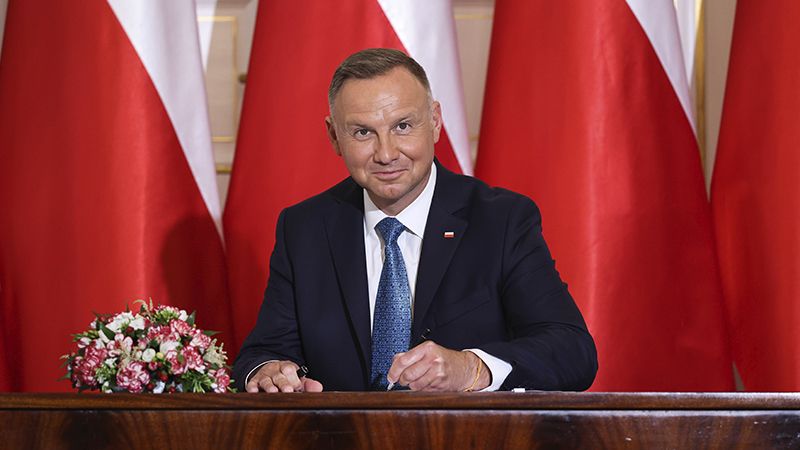 Президент Польши Дуда показал пальцем на желающих сменить власть в стране