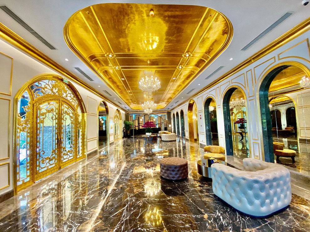Как выглядит первый в мире отель из золота