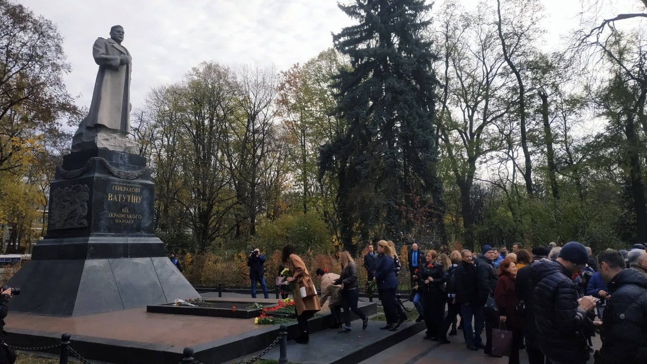 Возложение цветов к памятнику Герою Советского Союза Николаю Ватутину
