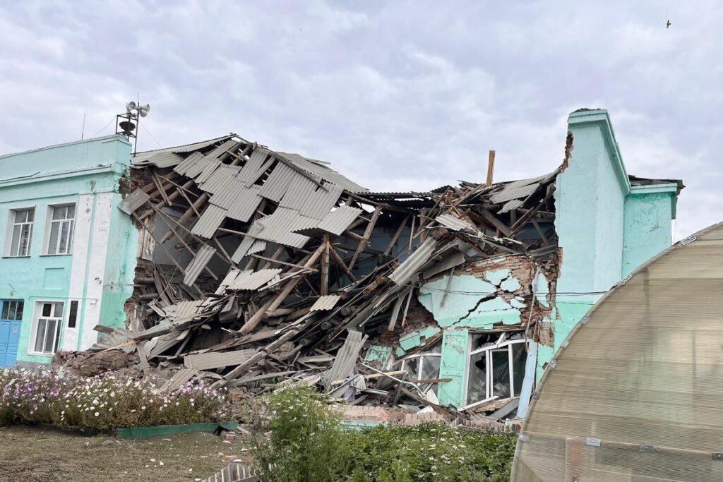 МЧС: часть здания школы обрушилась в Татарске Новосибирской области