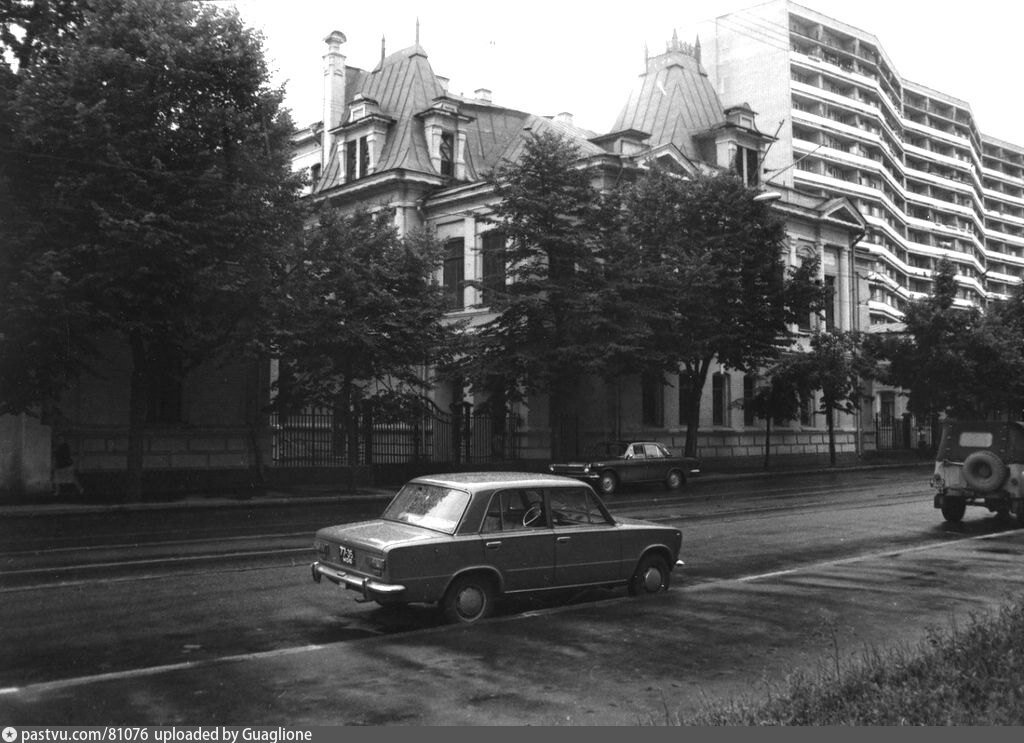 Дом №13с1 на Навокузнецкой улице. 1980-1981. С сайта www.pastvu.com.