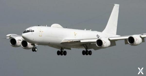 Американский Boeing E-6 Mercury на за...