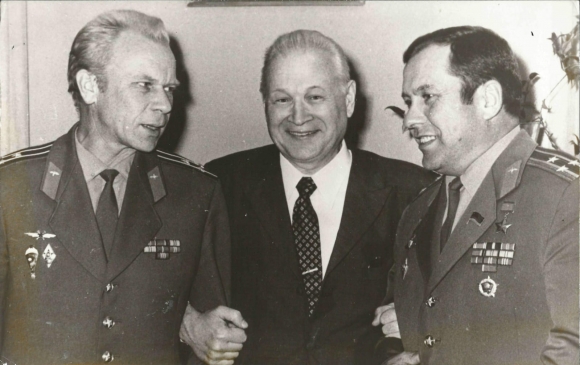  В.Н.Челомей с советскими космонавтами
