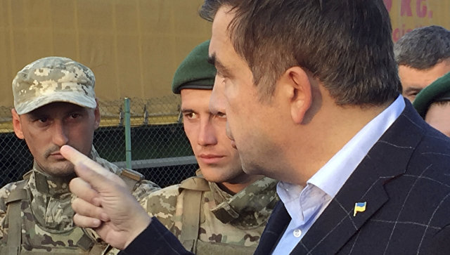 Михаил Саакашвили разговаривает с пограничниками на контрольно-пропускном пункте Шегини на украинско-польской границе. 10 сентября 2017