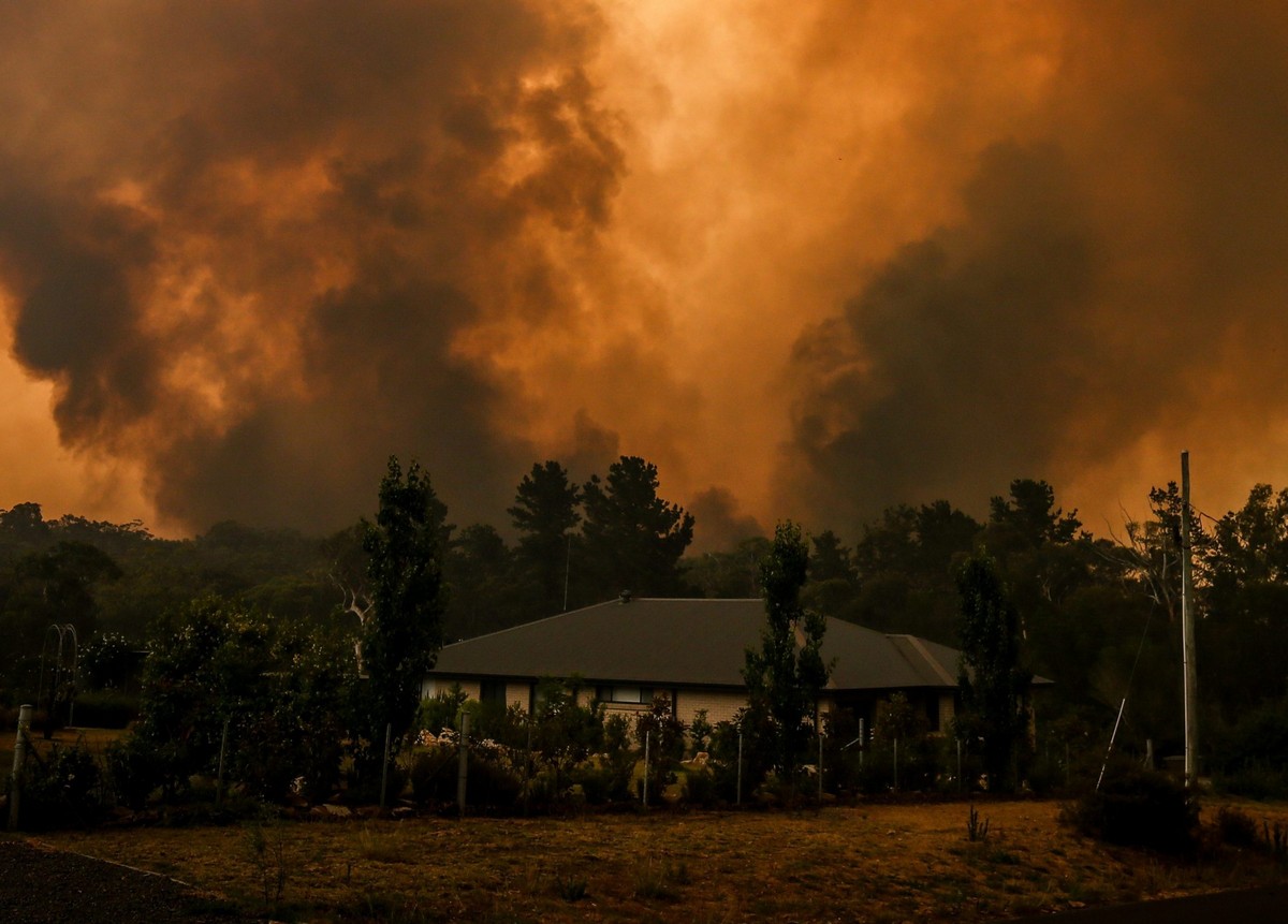 Австралийские лесные пожары оставляют сожженные автомобили, дома и сотни бездомных на Рождество Австралия,катастрофы