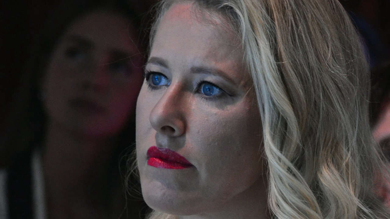 Ксения Собчак подверглась критике за плед из лисьих в студии своего шоу