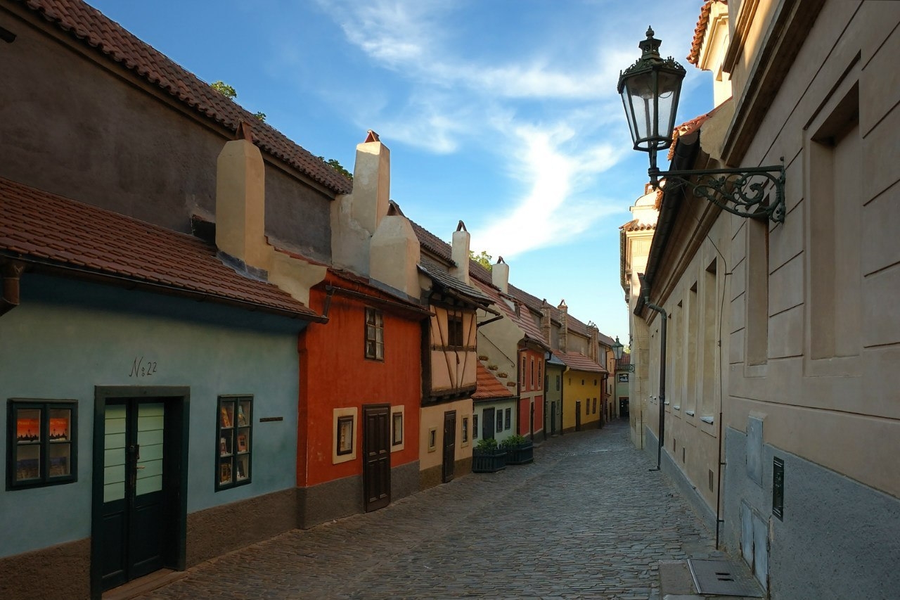 В каком городе золотая улица. Золотая улочка в Праге. Золотая улочка в Праге фото.