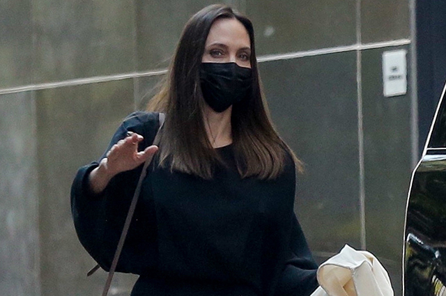 Анджелина Джоли на прогулке в Лос-Анджелесе: новые фото