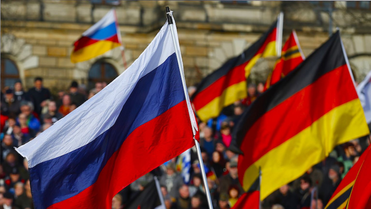 Россия имеет германию. Флаги РФ И ФРГ. Флаг Союза Германии и России. Россия и Германия. Россия и Германия Дружба.