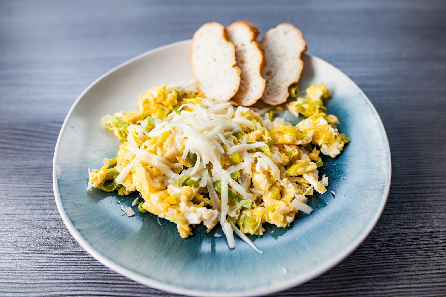 Завтрак по-французски: скрэмбл с луком пореем блюда из яиц,завтрак,кухни мира