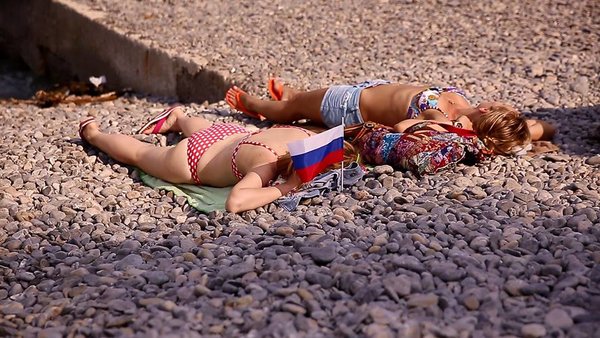 «Не надо хамить! За слова можно и ответить»: крымчанка угомонила украинца на пляже в Ялте