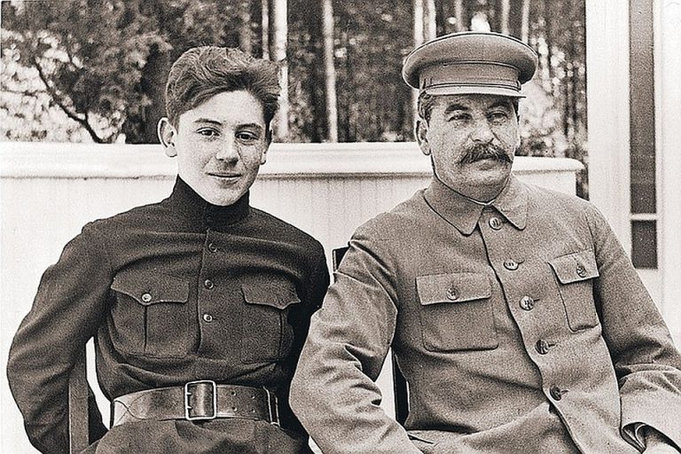 Василий Джугашвили: зачем сына Сталина тайно перезахоронили Василий Джугашвили: зачем сына Сталина тайно перезахоронили