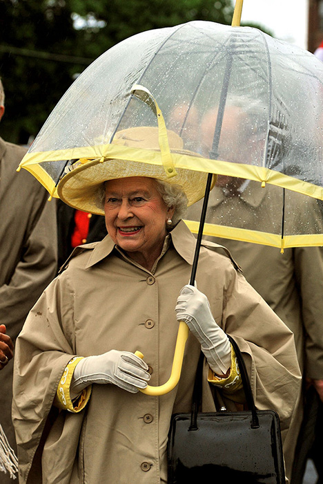Судя по всему, у королевы накопилась порядочная коллекция зонтов.