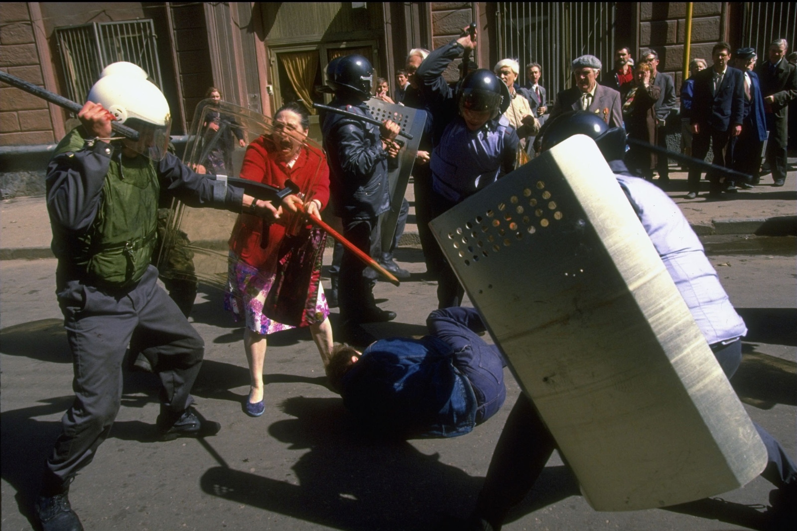 Май 1993 г. Кровавый Первомай 1993 года в Москве. Первомайская демонстрация 1993 года в Москве. Протесты 1993 в Москве. Первомайский митинг 1993.