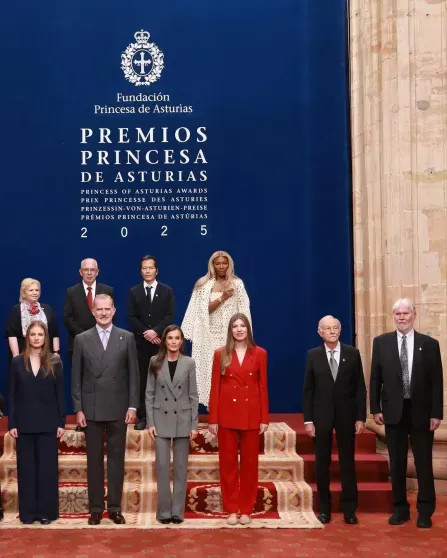 Королева Летиция с мужем и дочерьми