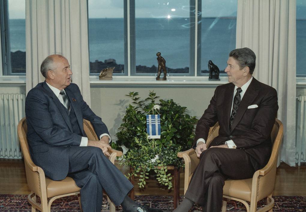 1986 рейган. Горбачёв и Рейган в Рейкьявике. Встреча Горбачева и Рейгана в Рейкьявике 1986. Горбачёв Рейган Рейкьявик 1986. Саммит в Рейкьявике 1986.