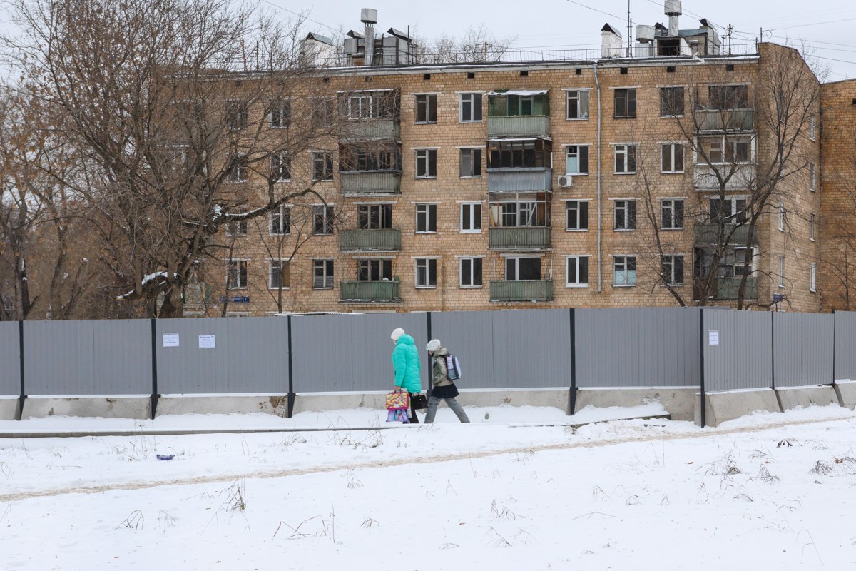 Камешек бросили с балкона дома. Микрорайонах проживает около 5-20. Как живут в микрорайоне Казахфильм.