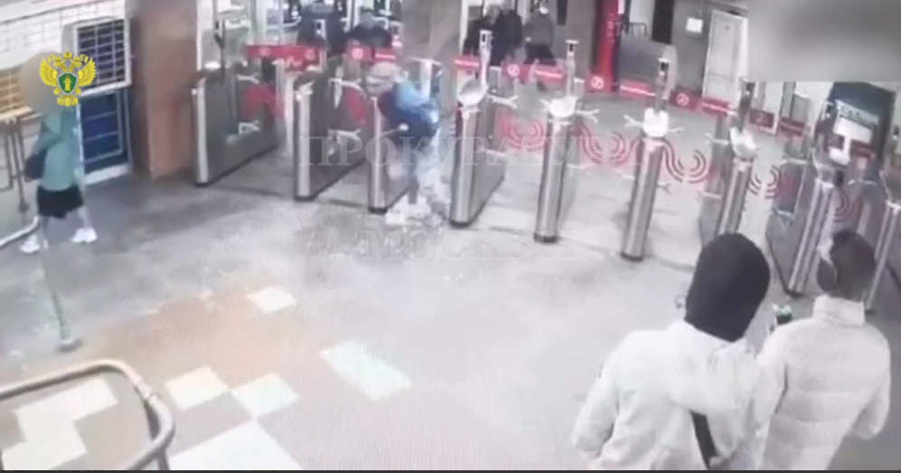 Безбилетник разбил турникет в московском метро на станции «Калужская»