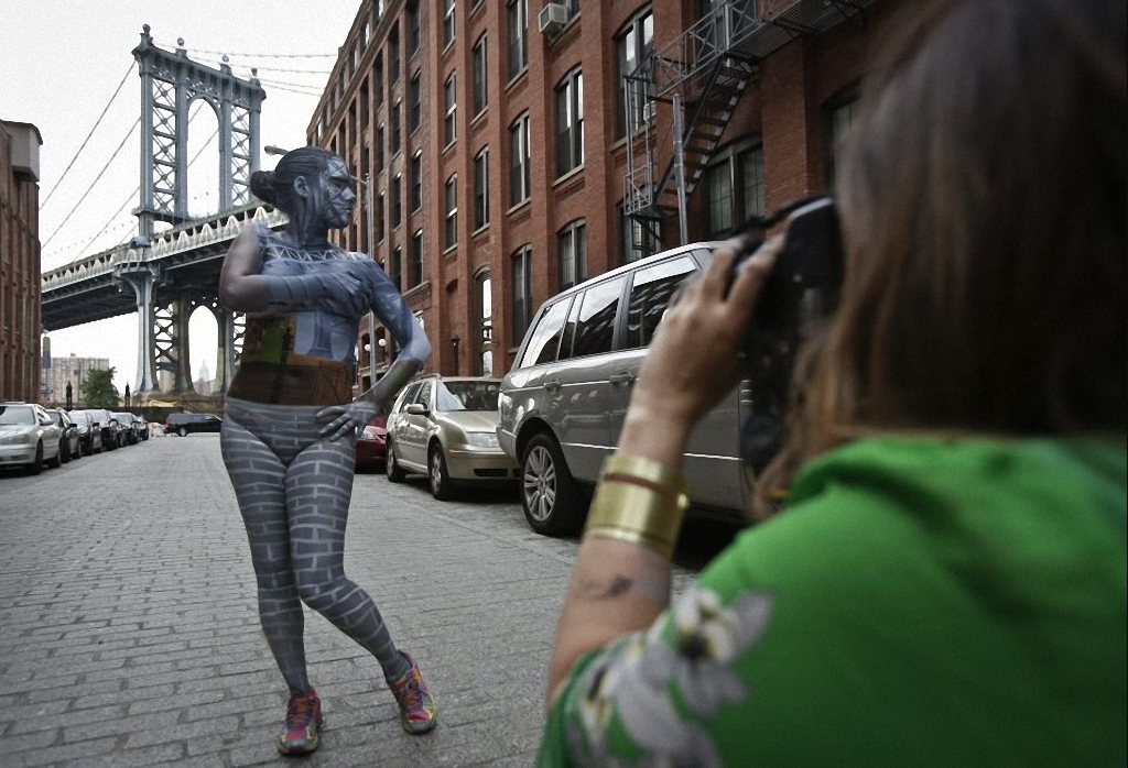 Женщины-невидимки в Нью-Йорке боди-арт,интересное,искусство,креатив