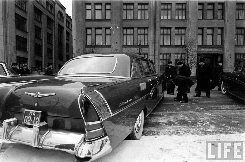 Любопытные кадры с ВИП мероприятий в Кремле зимой 1959. Фотограф Говард Сохурек  из США участников, съезда, Гости, автомобилей, гаражам, конце, охраны, прохожих, центре, работало, множество, сотрудников, Белорусском, КГБ1011, Некоторых, вокзале, встречал, Микоян, доверенное, Хрущева