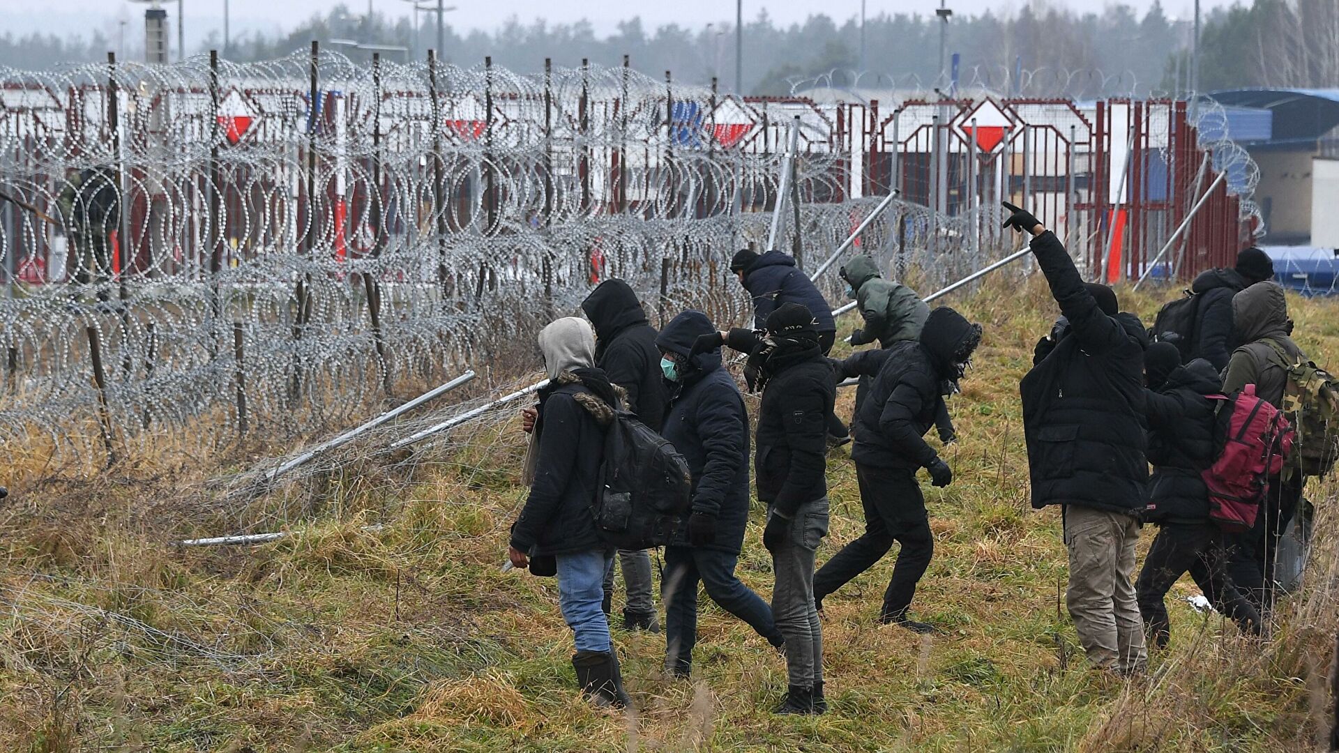 Нападение на границу. Польская граница с Белоруссией мигранты. Заграждения на границе с Украиной. Мигранты на границе с Польшей. Беженцы на границе Белоруссии и Польши 2021.
