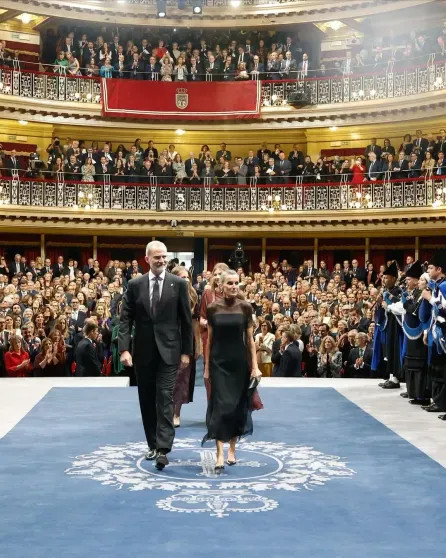 Королева Летиция с мужем и дочерьми