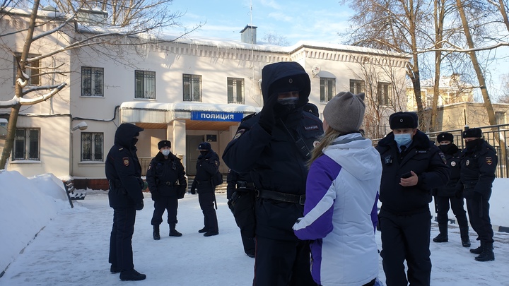 Прогулка в поддержку Навального. После провокаций начались жёсткие задержания - прямая трансляция россия