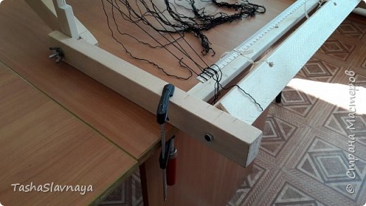 Доброго времени, Страна Мастеров! Строительство... конструирование... (или как еще сказать) ткацкого станка из личного опыта) Материалы: Брус 3на4, брус 4на5, 8 школьных деревянных линеек 50см длинной, рейка3на1,5, рейка 4на 0,5, клей Момент-Кристалл, болты длинные с барашками, саморезы по дереву,кусок послойной фанеры. Инструменты: Ножовка, дрель, лобзик. При кажущейся простоте конструкции, пришлось повозиться... и прибегнуть к помощи знакомого молодого человека) Поскольку 90 процентов деталей я выпиливала сама, то весь процесс изготовления занял у меня около двух недель... время от времени конечно) фото 22