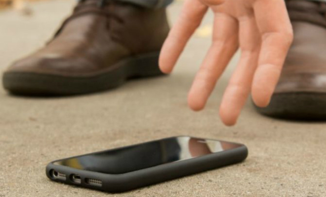 Почему не стоит поднимать найденный телефон на улице: за техникой могут следить Культура