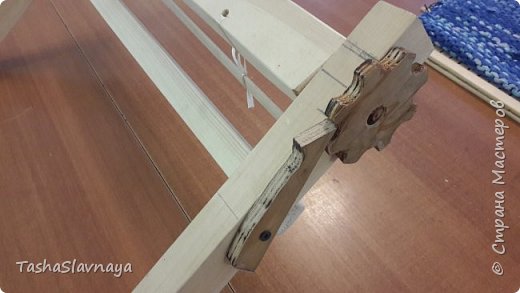 Доброго времени, Страна Мастеров! Строительство... конструирование... (или как еще сказать) ткацкого станка из личного опыта) Материалы: Брус 3на4, брус 4на5, 8 школьных деревянных линеек 50см длинной, рейка3на1,5, рейка 4на 0,5, клей Момент-Кристалл, болты длинные с барашками, саморезы по дереву,кусок послойной фанеры. Инструменты: Ножовка, дрель, лобзик. При кажущейся простоте конструкции, пришлось повозиться... и прибегнуть к помощи знакомого молодого человека) Поскольку 90 процентов деталей я выпиливала сама, то весь процесс изготовления занял у меня около двух недель... время от времени конечно) фото 14