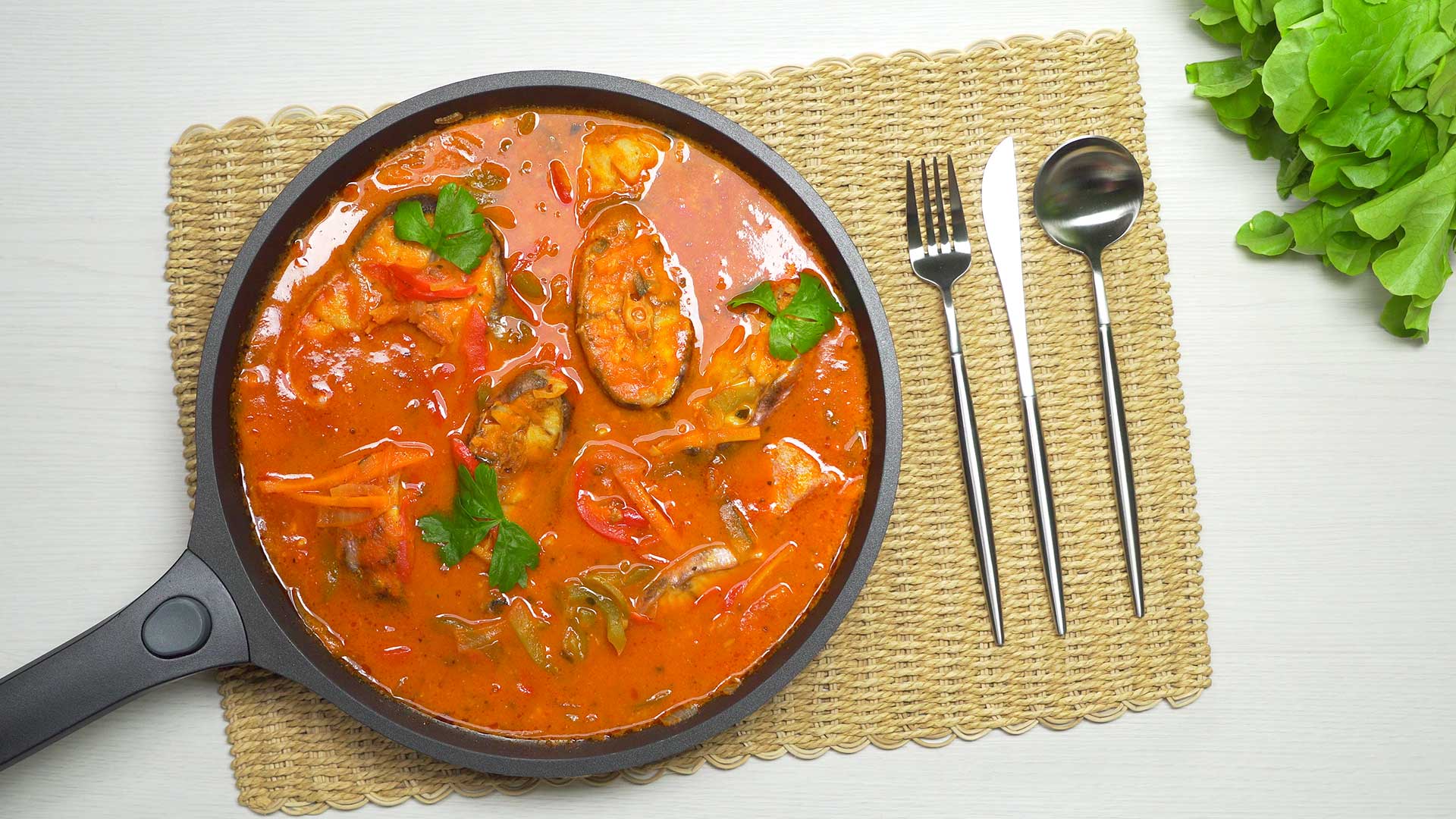 Рыба в томатном соусе, тушеная с овощами