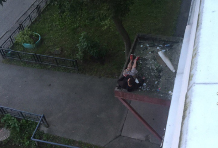 Москва выпал мужчина. Пустое место после спрыгнувшего с окна. Со второго этажа дома выпал 2-летний ребенок.