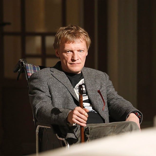 Домой за деньгами: актёры, которые возвращаются в Россию только за заработками Звезды