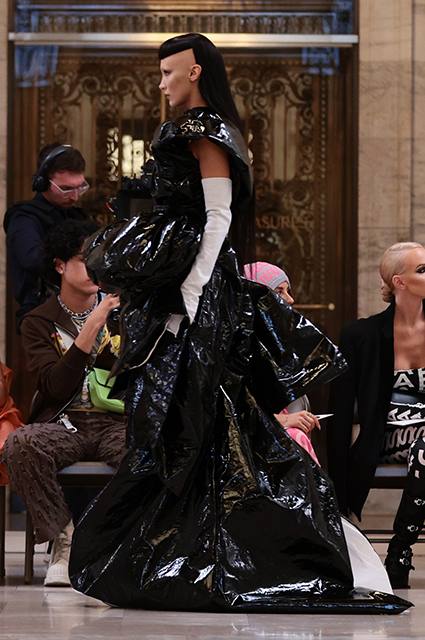 Выбритые виски и черные челки: Белла и Джиджи Хадид появились на показе Marc Jacobs в необычных образах Новости моды