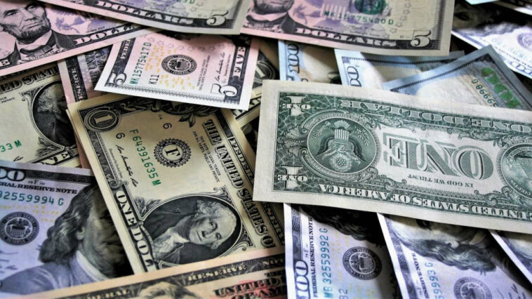 Доллар на открытии торгов Мосбиржи упал ниже 69 рублей