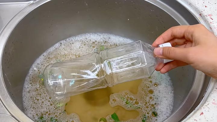 Освобождаем раковину от засора с помощью пластиковой бутылки