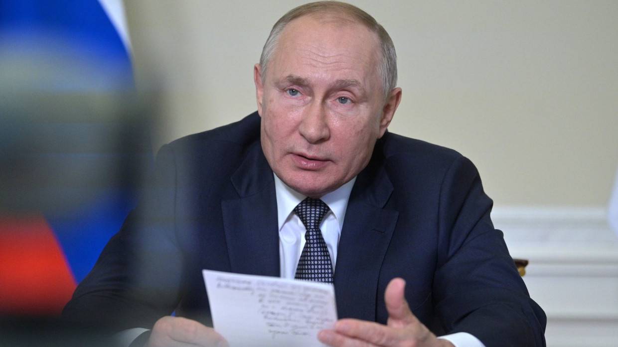 Путин поручил подготовить поправки о доступе к базам обезличенных данных россиян Политика