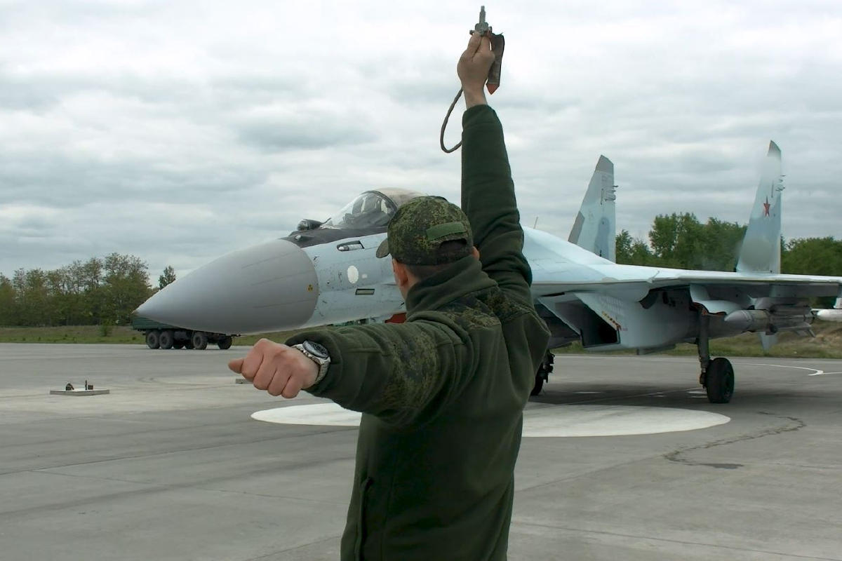 Истребители Су-35с ВКС России выполняют задачи по дежурству в воздушном пространстве в зоне проведения СВО