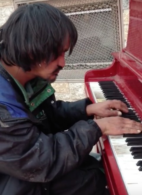 История бездомного пианиста из Канады, который стал звездой Пианино, бездомный, бомж, видео, игра на пианино, неожиданно, талант, фото