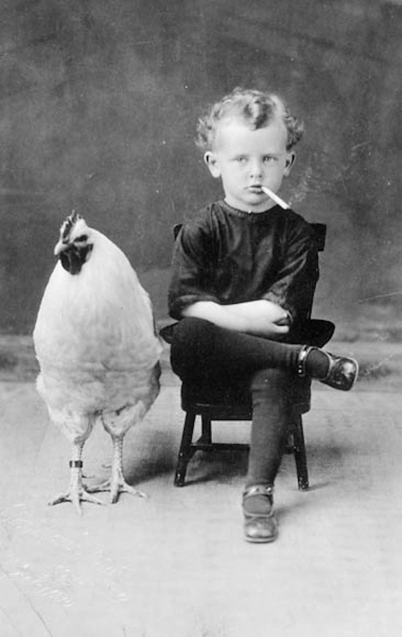 Мальчик с курицей