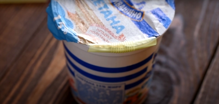 Отличный лайфхак для тех, кто не сразу съедает весь стаканчик йогурта или сметаны. /Фото: youtube.com