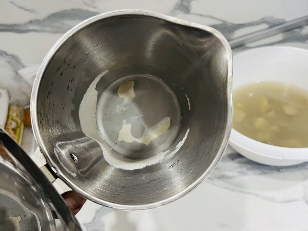 В мире бытовых хозяйственных советов существует множество распространенных методов очистки чайников от накипи. Один из самых популярных среди них - использование лимонной кислоты.-6