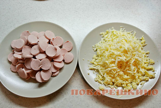 Пирог с сыром и сосисками