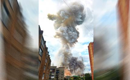 На фото: дым от взрыва на территории Загорского оптико-механического завода в Сергиевом Посаде, Московская область