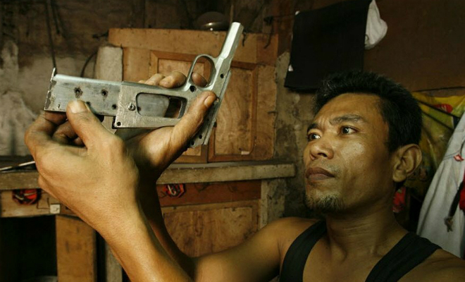 Город оружия на Филиппинах. В Данао каждый 10-й житель оружейник здесь, почти, пистолет, примерно, около, Хороший, продает, времени, недели, тратит, рабочий, калибра, оружия На, единиц, филиппинцы, выходит, опытный, мастерской, острову, средней